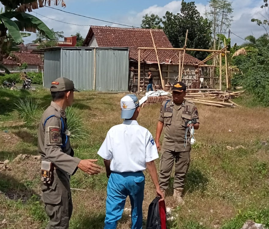 PASRAH: Pelajar SMA terciduk satpol PP saat nongkrong pada jam pelajaran, kemarin (31/7).