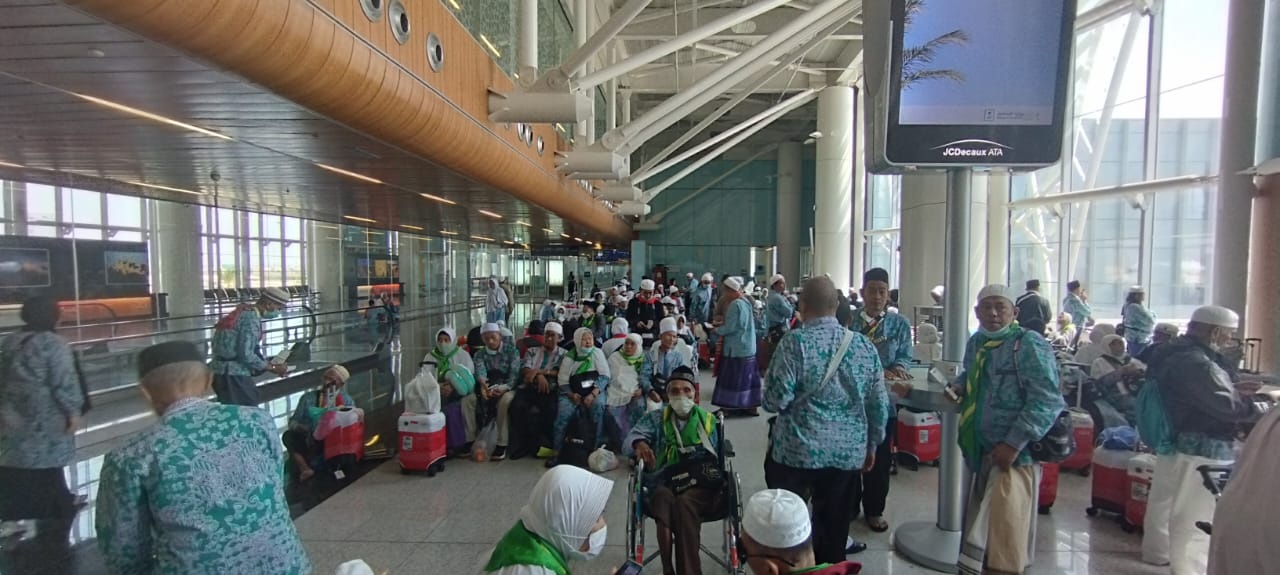 SIAP BERANGKAT: Suasana jemaah haji Indonesia di bandara Madinah yang hendak terbang ke tanah air. &nbsp;