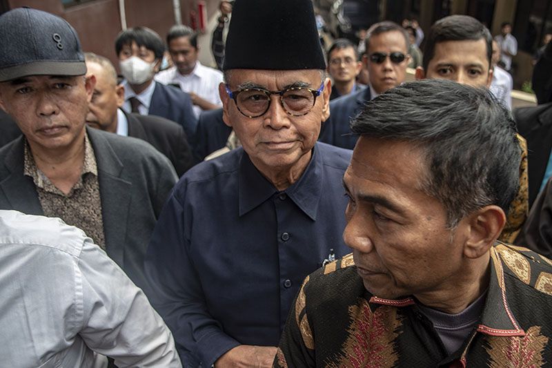 Pimpinan Pondok Pesantren Al Zaytun Panji Gumilang (tengah) berjalan saat akan menjalani pemeriksaan di Bareskrim Mabes Polri, Jakarta, Senin (3/7/2023).