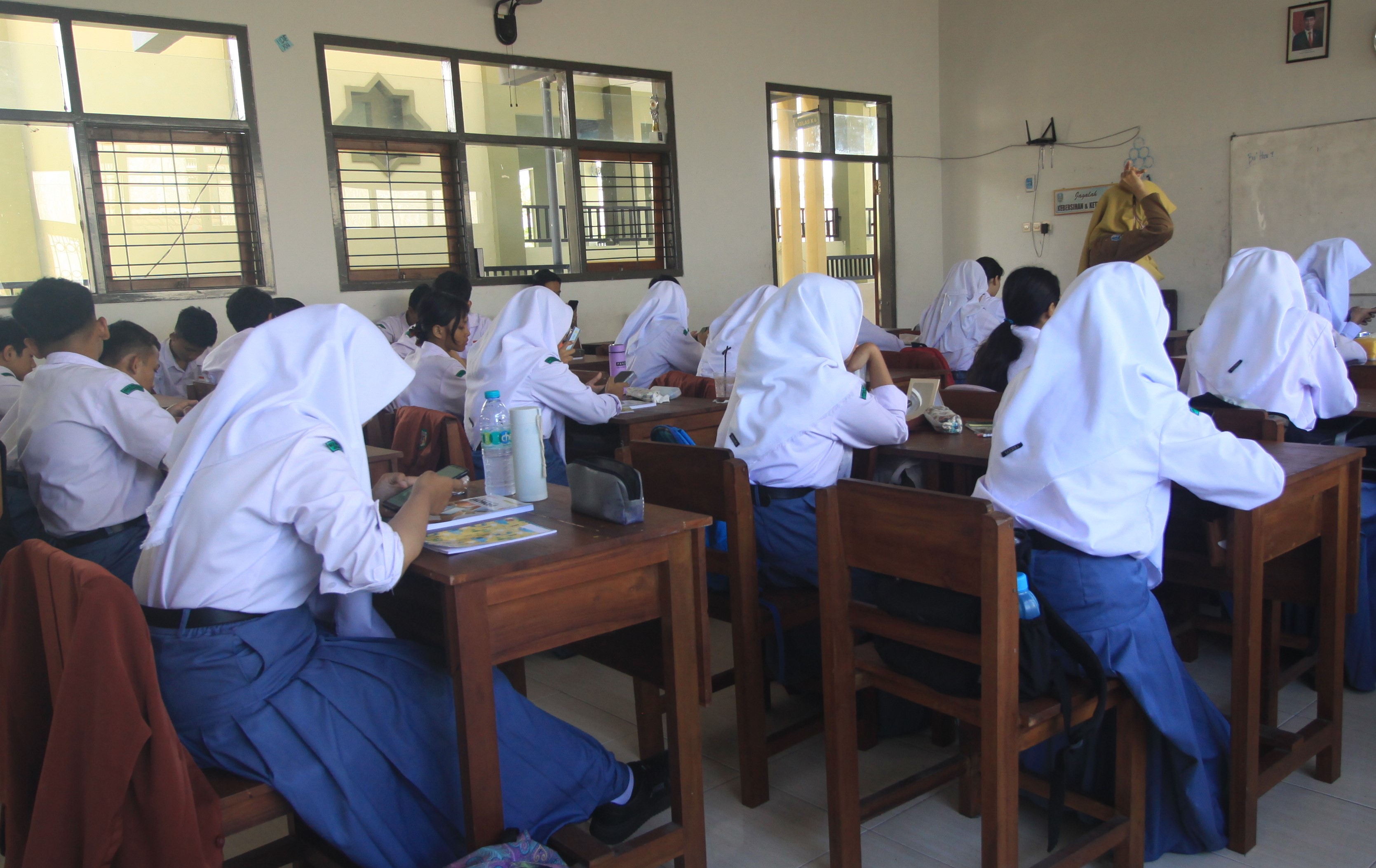 SEMANGAT: Siswa di sekolah tampak rapi dengan berpakaian seragam.
