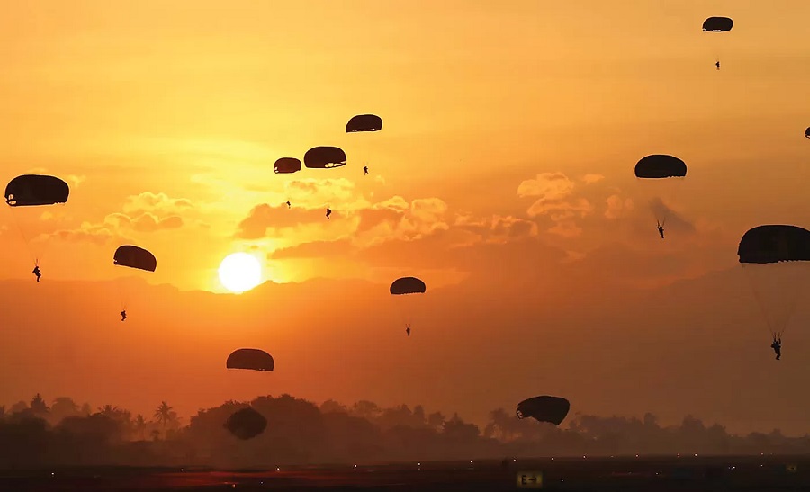 Para prajurit Yonko 464 Kopasgat melaksanakan latihan operasio perebutan pengendalian pangkalan udara di Lanud Abdul Rachman Saleh, Malang, Jawa Timur.