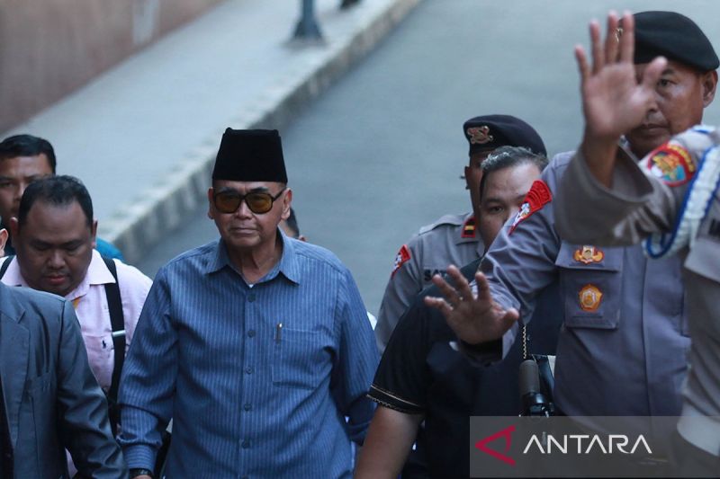 Pimpinan Pondok Pesantren Al Zaytun Panji Gumilang (tengah) berjalan saat akan menjalani pemeriksaan di Bareskrim Mabes Polri, Jakarta, Selasa (1/8/2023)..