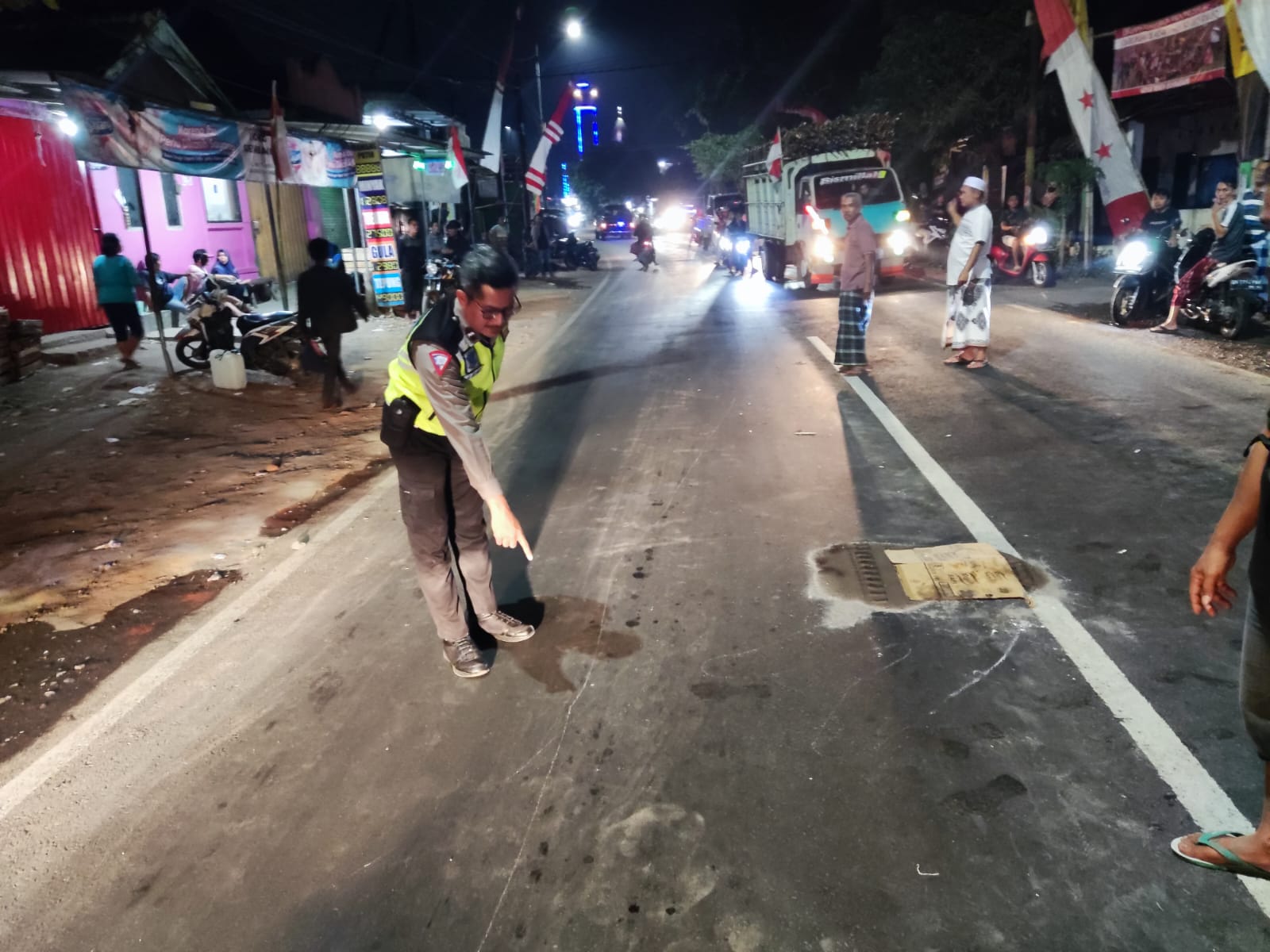 DATANGI LOKASI: Anggota Unit lakalantas saat melakukan olah Tempat kejadian Perkara (TKP) di Jalan MH Thamrin, Kelurahan Tegalbesar, Kaliwates, Jember. (UNIT LAKALANTAS UNTUK RADAR JEMBER)