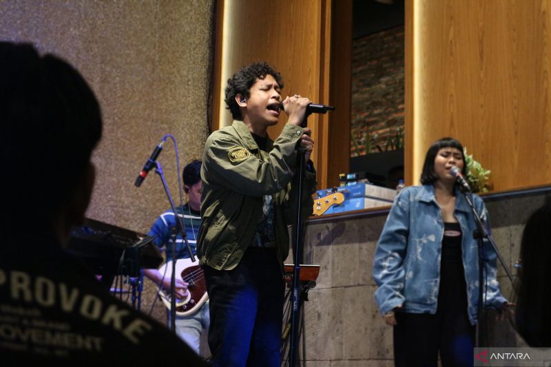 &nbsp;Hindia tampil pada private showcase di kawasan Jakarta Selatan, Rabu (2/8).