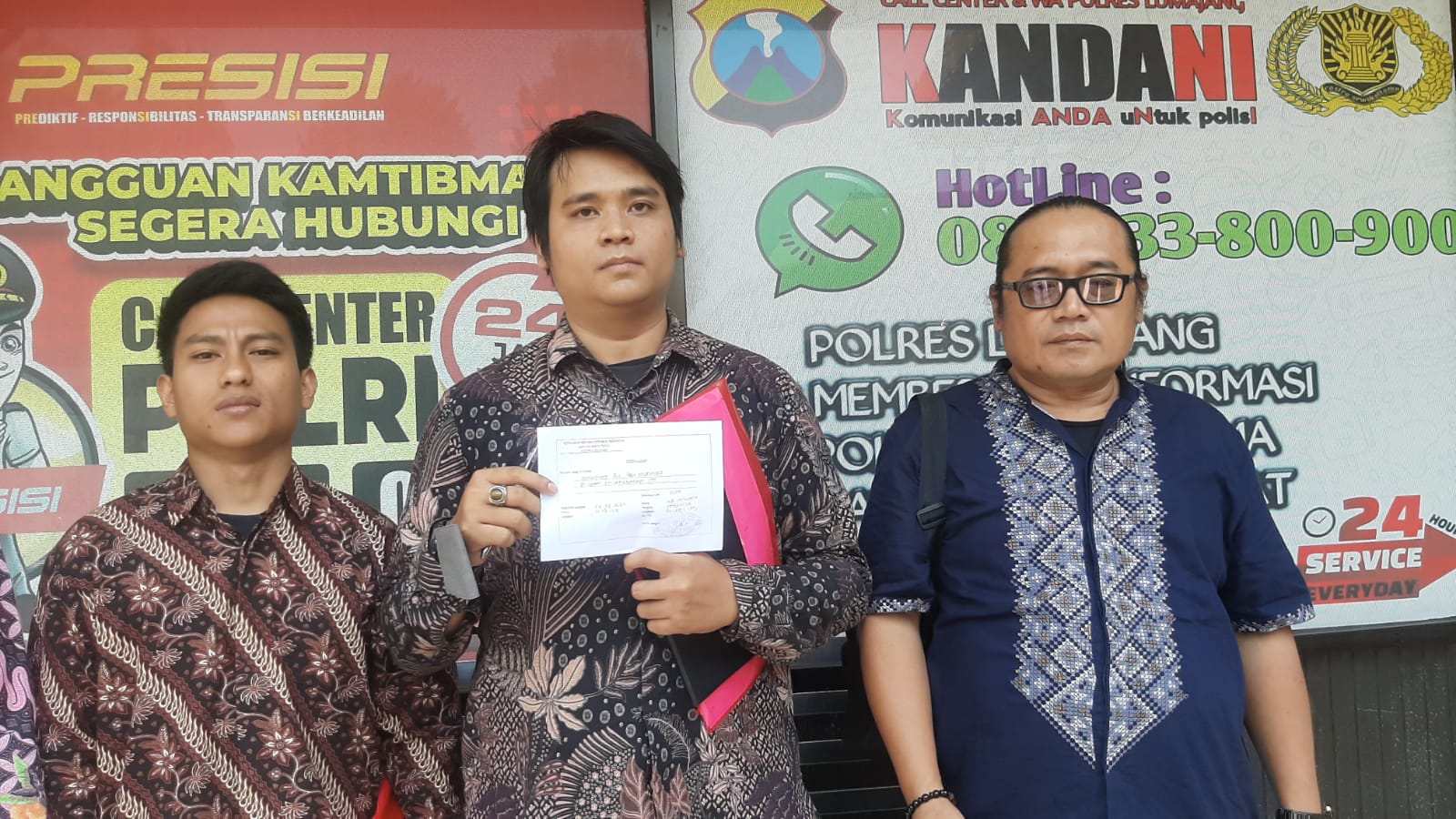 BIKIN LAPORAN: Kuasa hukum Gus Mamak (tengah) saat menunjukkan berkas laporannya di kepolisian.