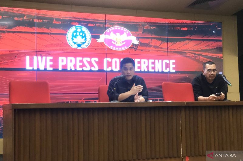Ketum PSSI Erick Thohir dan Exco PSSI Arya Sinulingga saat mengikuti konferensi pers PSSI di Media Center Stadion Utama Gelora Bung Karno (SUGBK), Rabu, (2/8/2023).