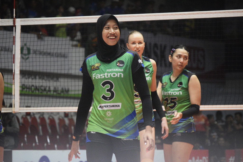 PAKAI HIJAB: Megawati Hangestri ketika membela Jakarta Pertamina Fastron di Proliga musim lalu. (AINUL BUDI/RADAR JEMBER)
