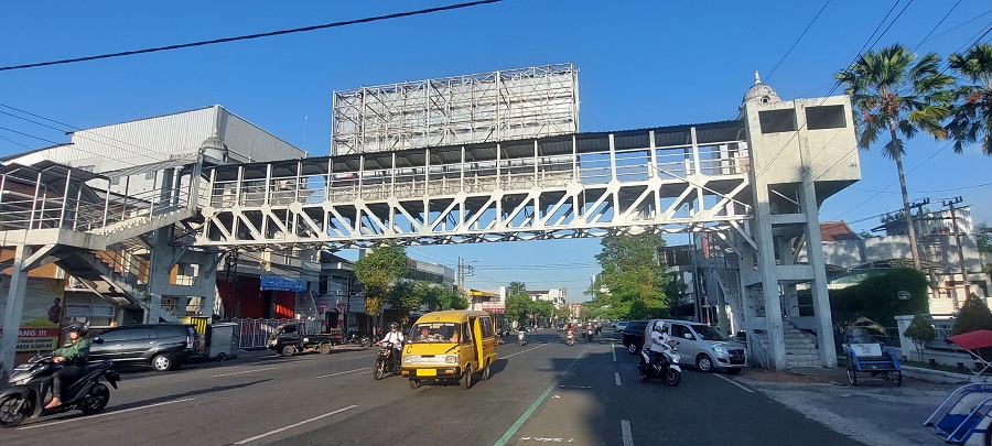 INGAT!: Selama giat JFC, warga dilarang menonton dari jembatan penyeberangan orang.