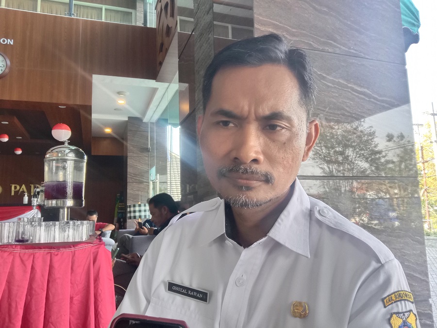 "Saya kurang paham, yang ditanyakan ke saya cuma itu. Ya, saya jawab hanya bertanda tangan selaku saksi. Kebetulan waktu itu saksi satu."  GHOZAL RAWAN,&nbsp;Plt Kepala Bakesbangpol Bondowoso