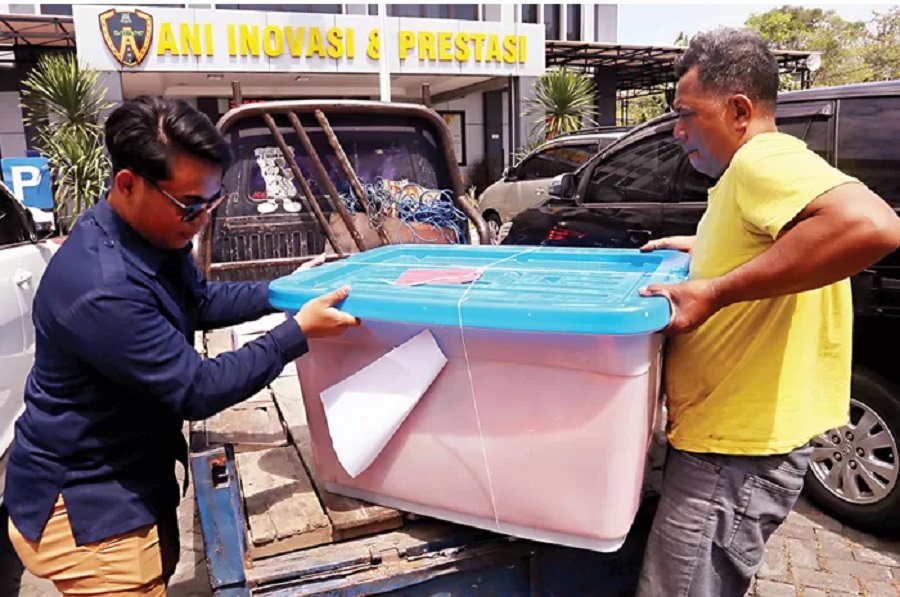 Petugas&nbsp; terlihat sedang mengangkut berkas barang bukti kasus dugaan korupsi dilakukan tersangka mantan Kepala Dispendik Jatim Saiful Rachman di kantor Kejari Surabaya Rabu (2/8).