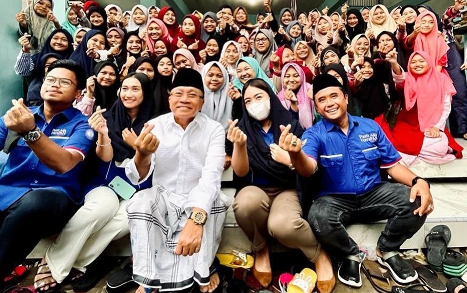 PAN menjadi partai yang megayomi masyarakat.