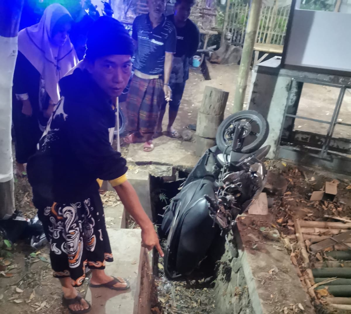 TABRAK POHON: Sepeda motor Honda vario yang dikendarai Dwika Agung Wahyudi, 23 mengalami rusak parah setelah mengalami selip dan menabrak pohon