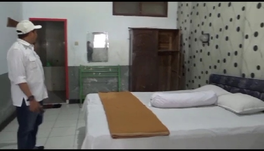 CEK KELAYAKAN: Pimpinan Komisi B DPRD Jember saat meninjau langsung kondisi dan tampilan Hotel dan Kolam Renang Kebonagung, Kamis petang (3/8) kemarin.