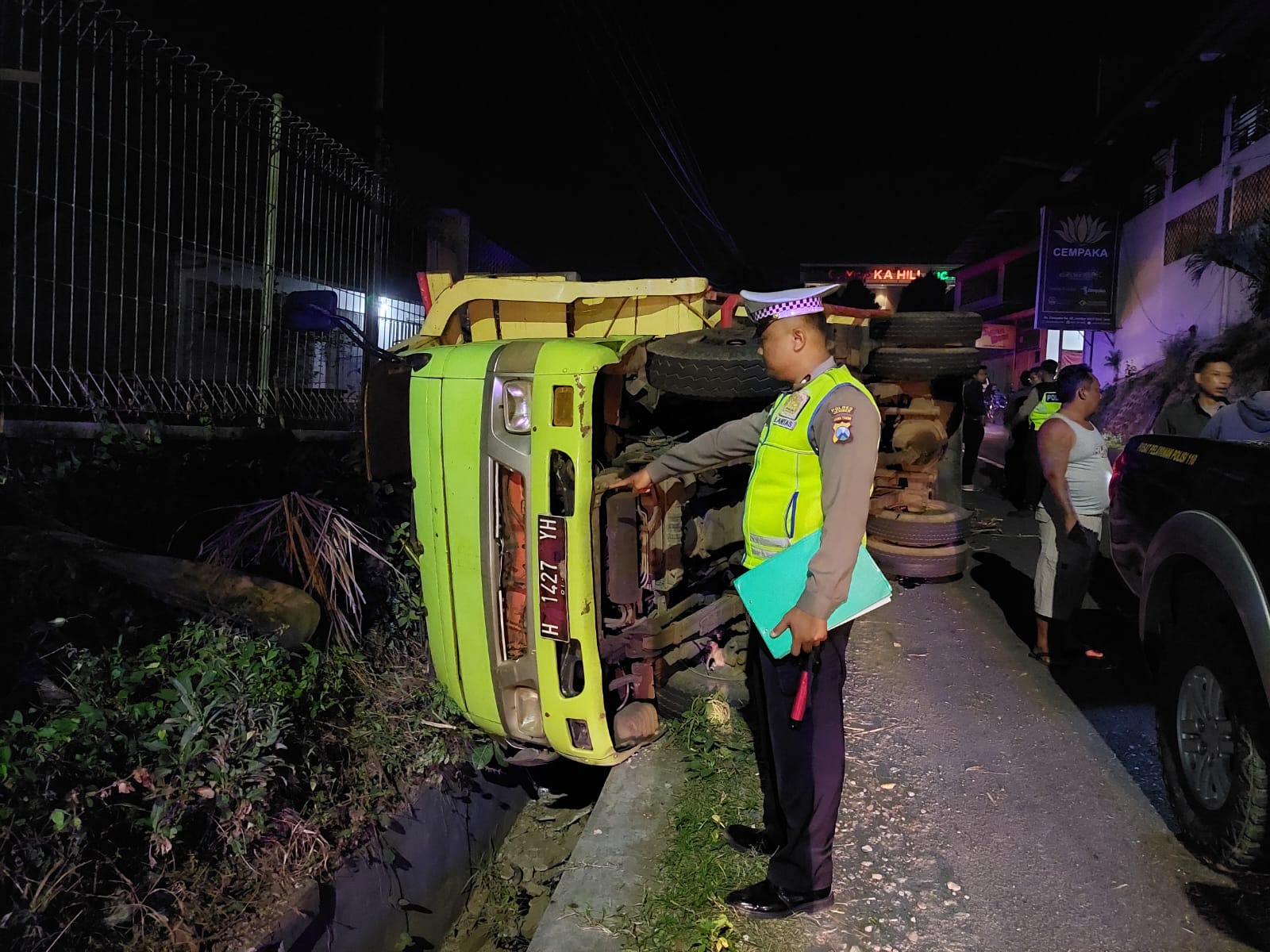 AKIBAT REM BLONG: Truk Hino H 1427 YH yang disopiri Abdul Asiz, terguling di Jalan Cempaka, Gebang, Patrang akibat rem blong (Istimewa)