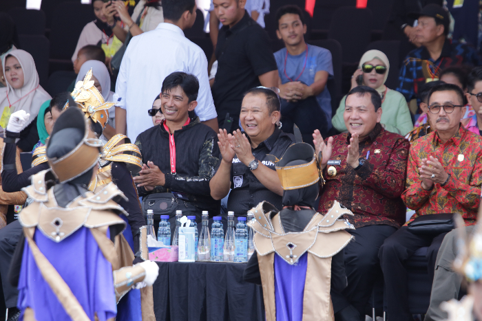 RAMAH: Bupati Jember, Hendy Siswanto larut dalam acara opening Worls Kids Carnifal (WKC) yang dibuka dengan penampilan Marching Band JFC Kids dalam serangkaian Jember Fashion Carnaval, Sabtu (5/8). DJ