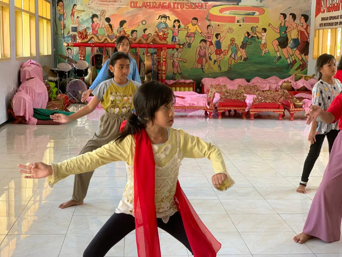 Anak-anak belajar menari di Sanggar Tari Sito Laras, Senduro