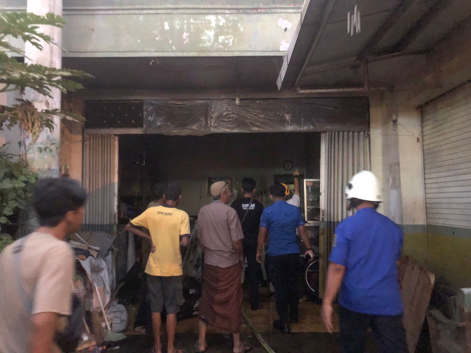 ARUS PENDEK: Rumah milik Ani Kristian di Jalan Mastrip Bondowoso sore tadi terbakar