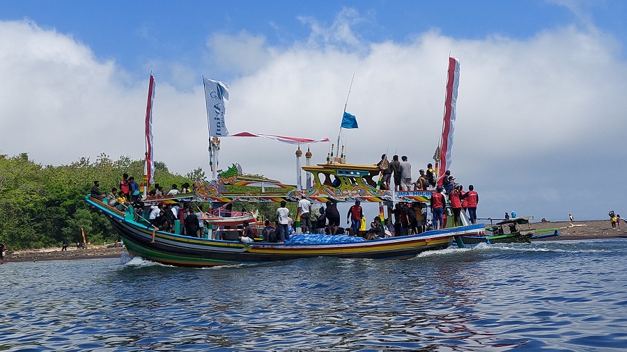 SIAP DILARUNG: Perahu milik nelayan Puger yang membawa sesaji siap untuk dilarung ke tengah laut, kemarin (6/8).