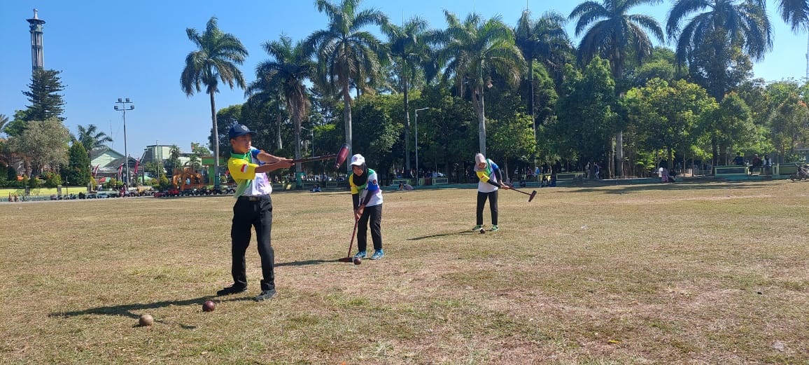BERLATIH: Atlet woodball Bondowoso melangsungkan latihan di Alun-Alun Bondowoso, kemarin (6/8).