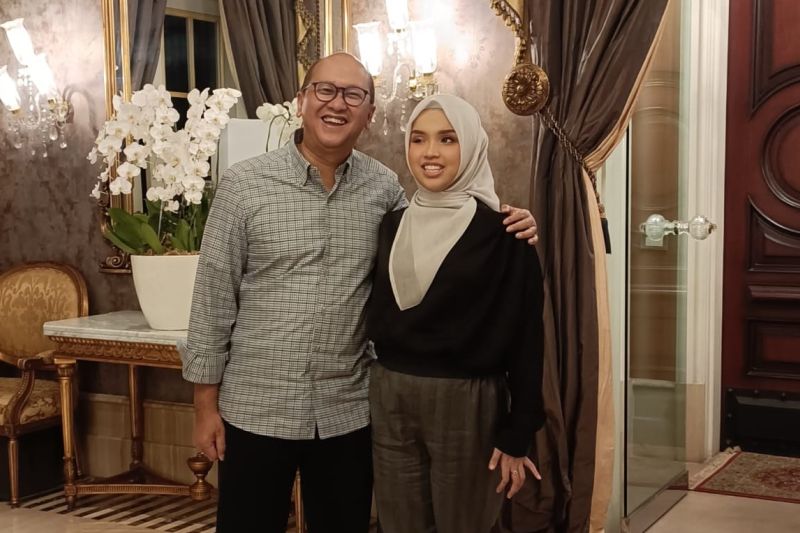 Duta Besar RI untuk Amerika Serikat (AS) Rosan Perkasa Roeslani saat menemui Putri Ariani di Kemang, Jakarta Selatan, Sabtu (05/08/2023).