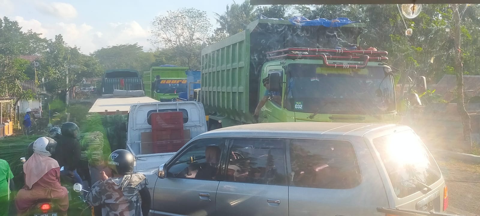 SERING MACET: Salah satu kondisi kemacetan di perbatasan Probolinggo&ndash;Lumajang, saat akhir pekan kemarin.