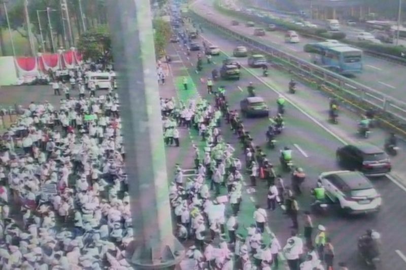 Tangkapan layar unjuk rasa nakes dan non nakes di depan gedung DPR RI di Jakarta, Senin (7/8/2023).  &nbsp;