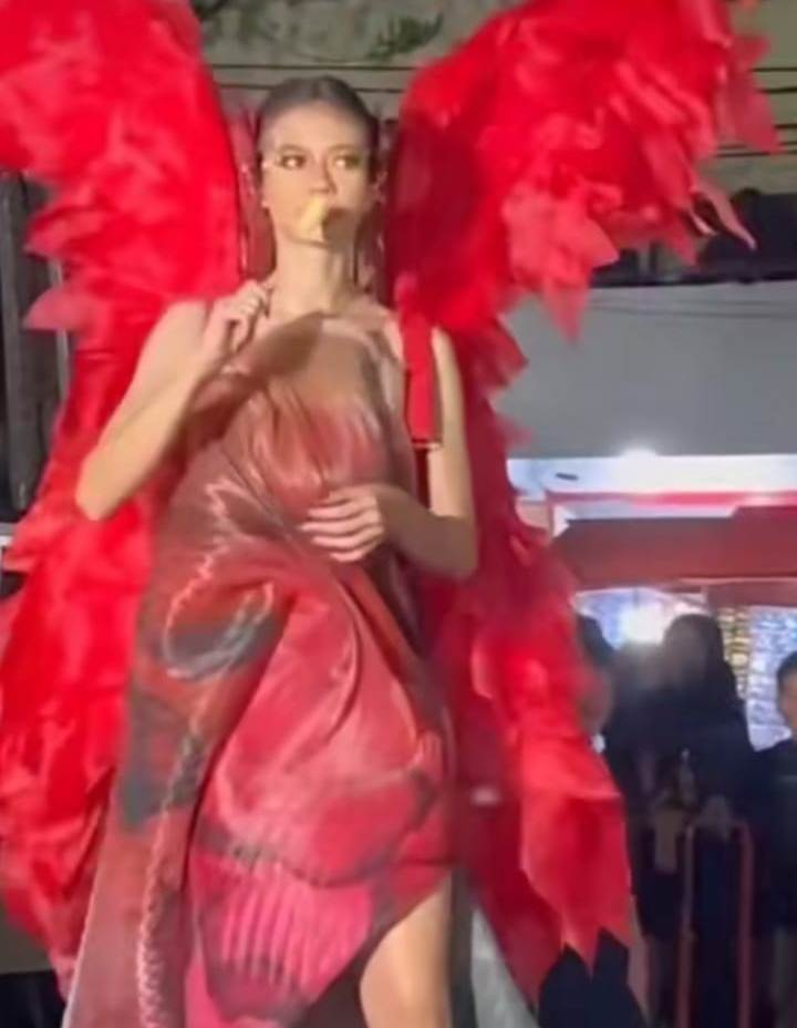 Video Tiktok: Kocak! Aksi random Yuki Kato terekam kamera saat memakan telur gulung di acara Jember Fashion Carnaval (JFC) 2023.