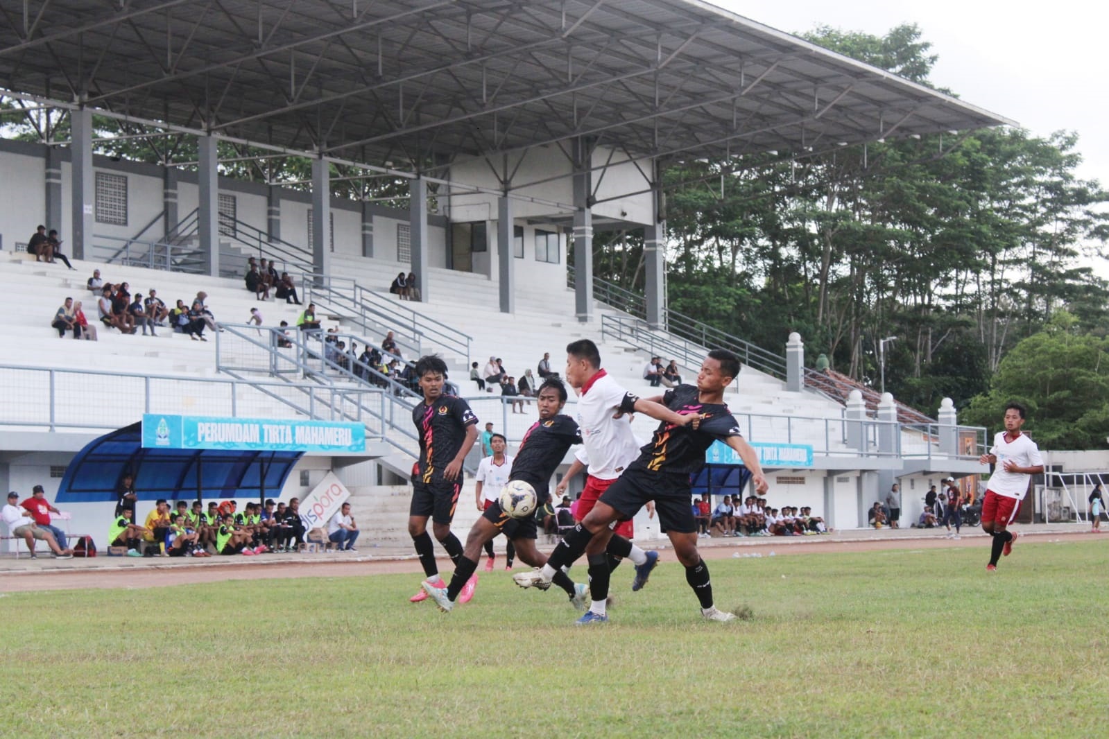 PERLU PERBAIKAN: Pemain bertahan sepak bola Porprov Jember (gelap) mencoba menghentikan laju pesepak bola Porprov Lumajang, Jumat (4/8) lalu. Lini belakang jadi pekerjaan rumah yang harus segera dise