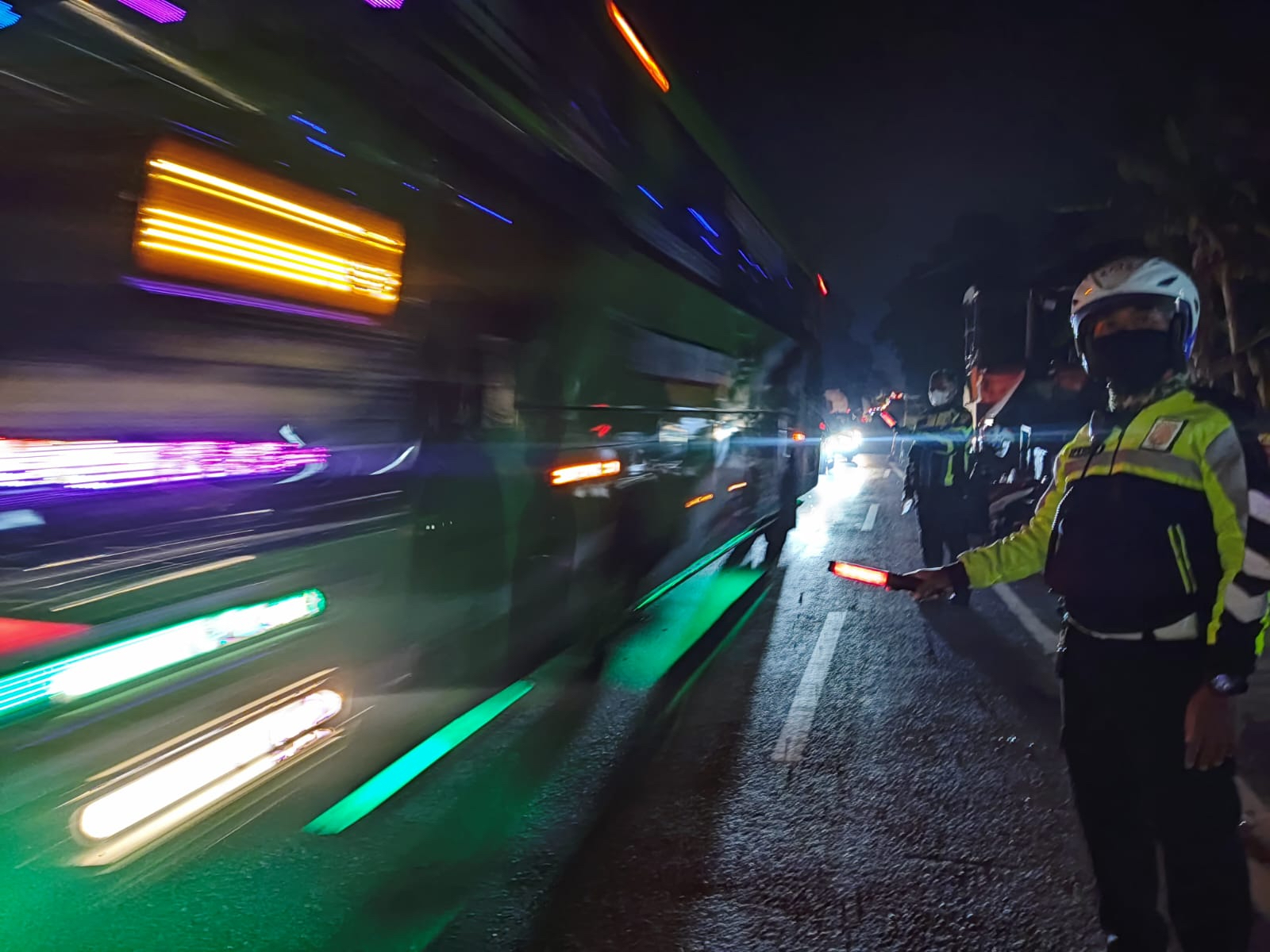 BERJAGA: Personel Polres Lumajang mengatur lalu lintas di Kecamatan Ranuyoso, Lumajang. Kawasan ini menjadi salah satu titik yang sering macet.