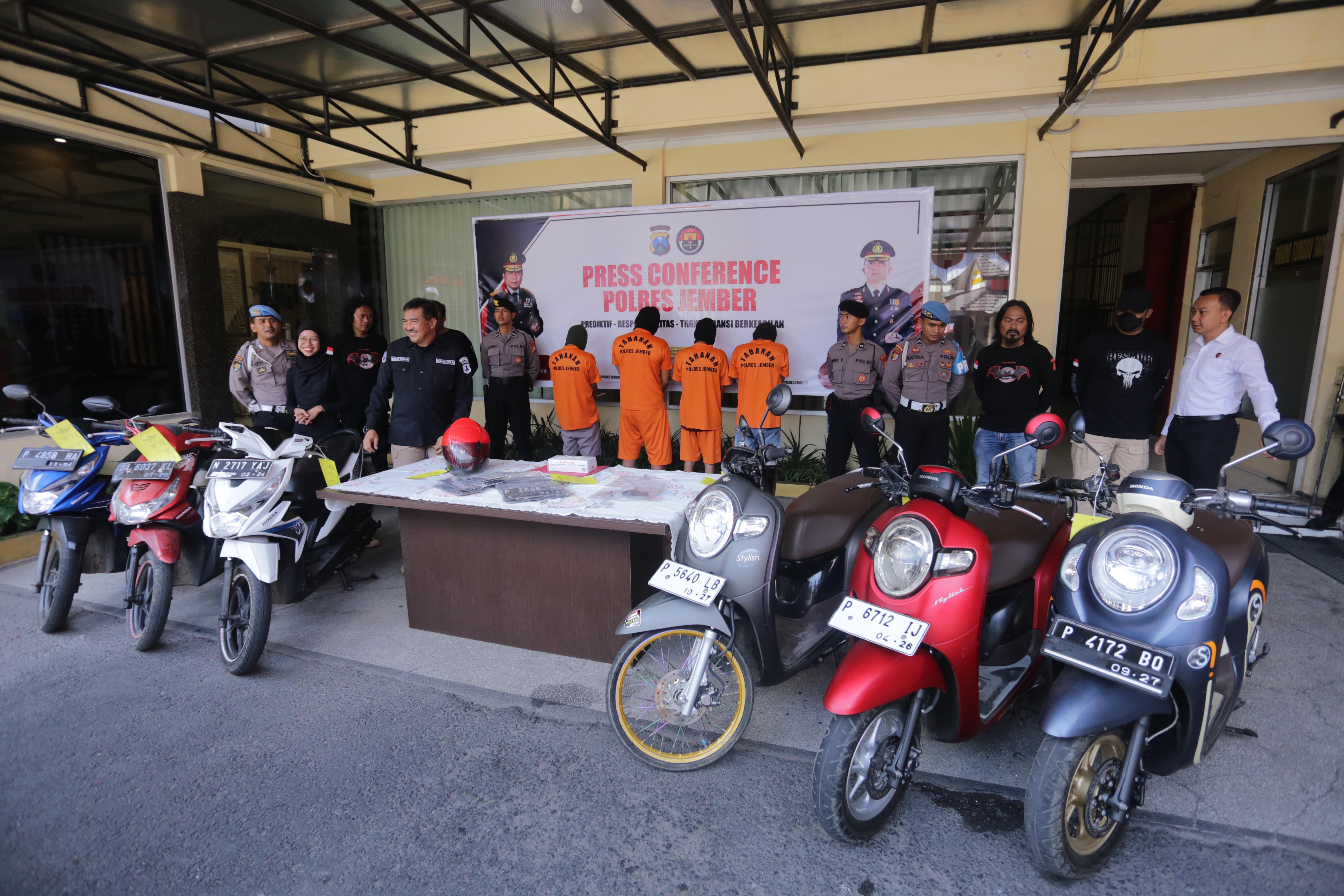 DIPASTIKAN: Aparat kepolisian Polres Jember ketika memeriksa kendaraan curian yang didapatkan dari para penadah dan pencuri di wilayah setempat.