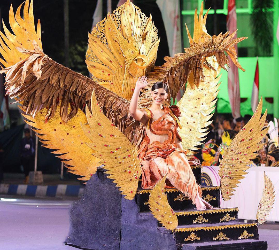 Jihane Almira Chedid (Puteri Indonesia Pariwisata 2022) Tampil memukau di acara Jember Fashion Carnaval (JFC) 2023.  (IG JIHANE)
