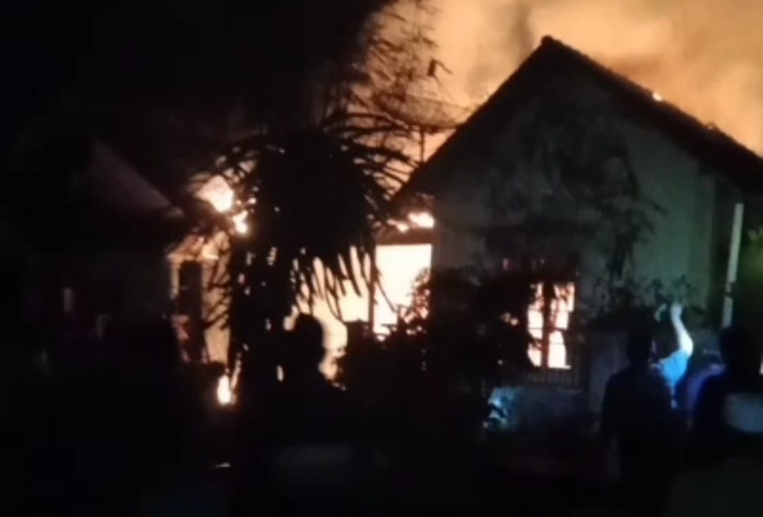 TERBAKAR: Kebakaran rumah kembali terjadi di Desa Plalangan, tepatnya di Dusun Plalangan, Desa Plalangan, Kalisat Selasa (8/8) pukul 19.00