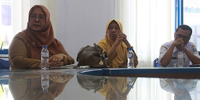 LURUSKAN MASALAH: Kepala SMAN 2 Jember menjelaskan bahwa siswa tidak diwajibkan membeli seragam di sekolah, kemarin.