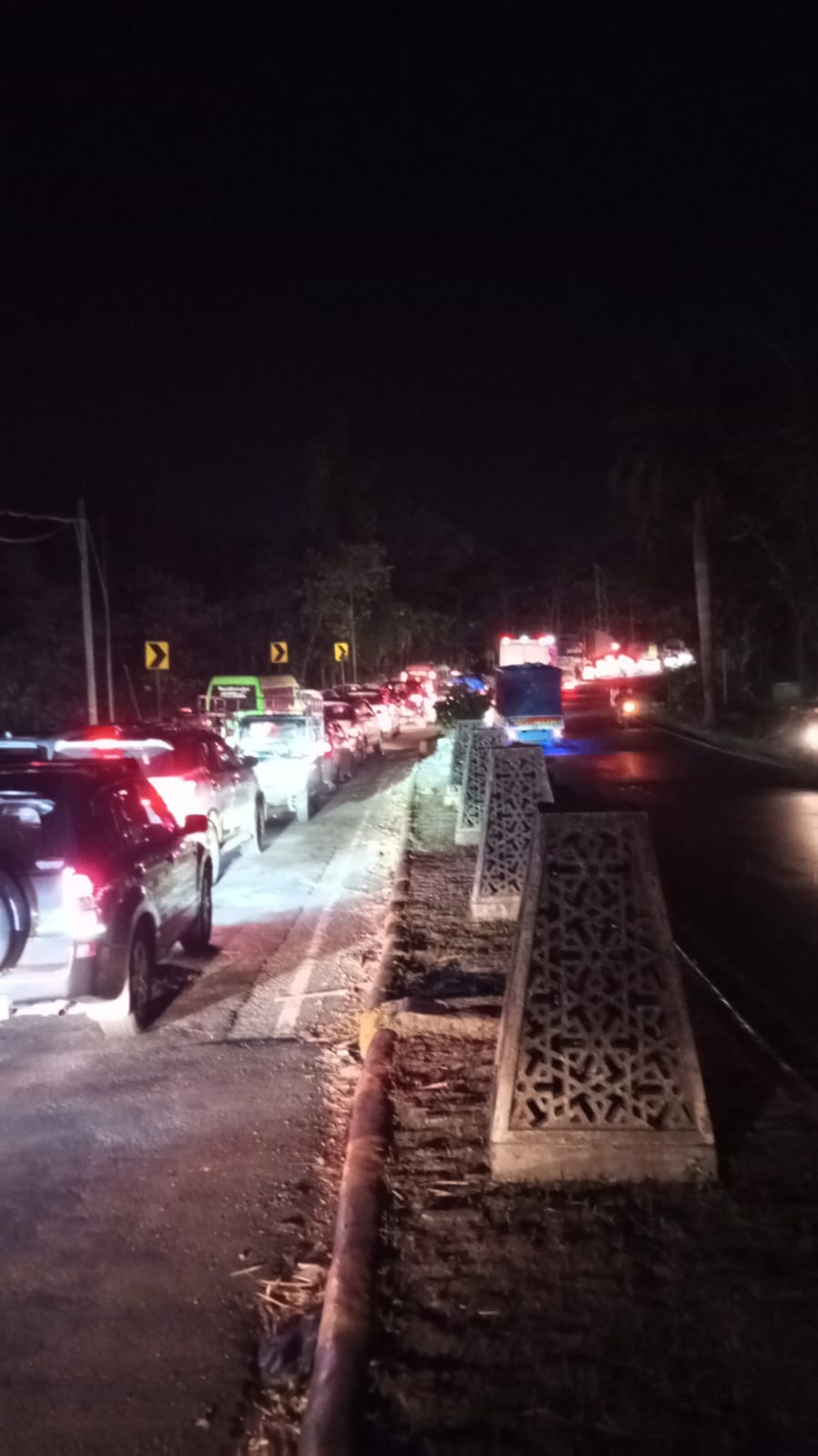 MENGULAR: Kondisi kemacetan lalin di Malasan Kulon, Kecamatan Leces, perbatasan Probolinggo&ndash;Lumajang, beberapa waktu lalu. Biang kemacetannya adalah pengendara yang menyerobot ja