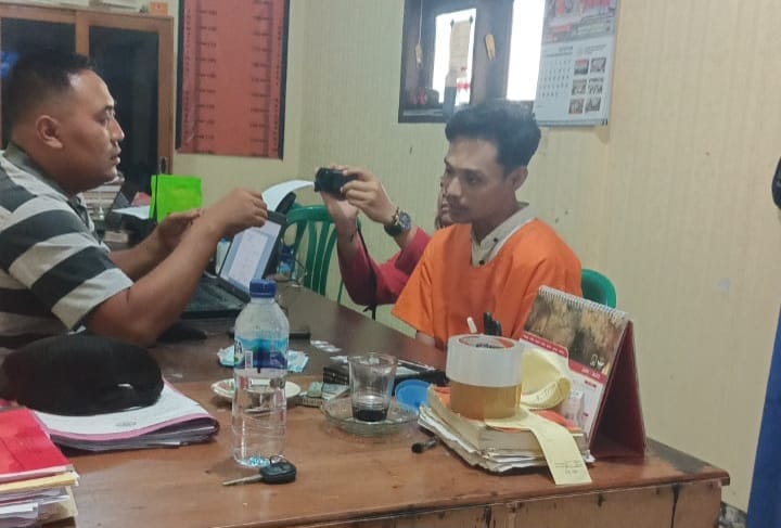DIPERIKSA: Tersangka Moh. Anwar Sukir, 35, warga Desa Glundengan, Kecamatan Wuluhan, saat dimintai keterangan di Satreskrim Mapolsek Wuluhan.  &nbsp;