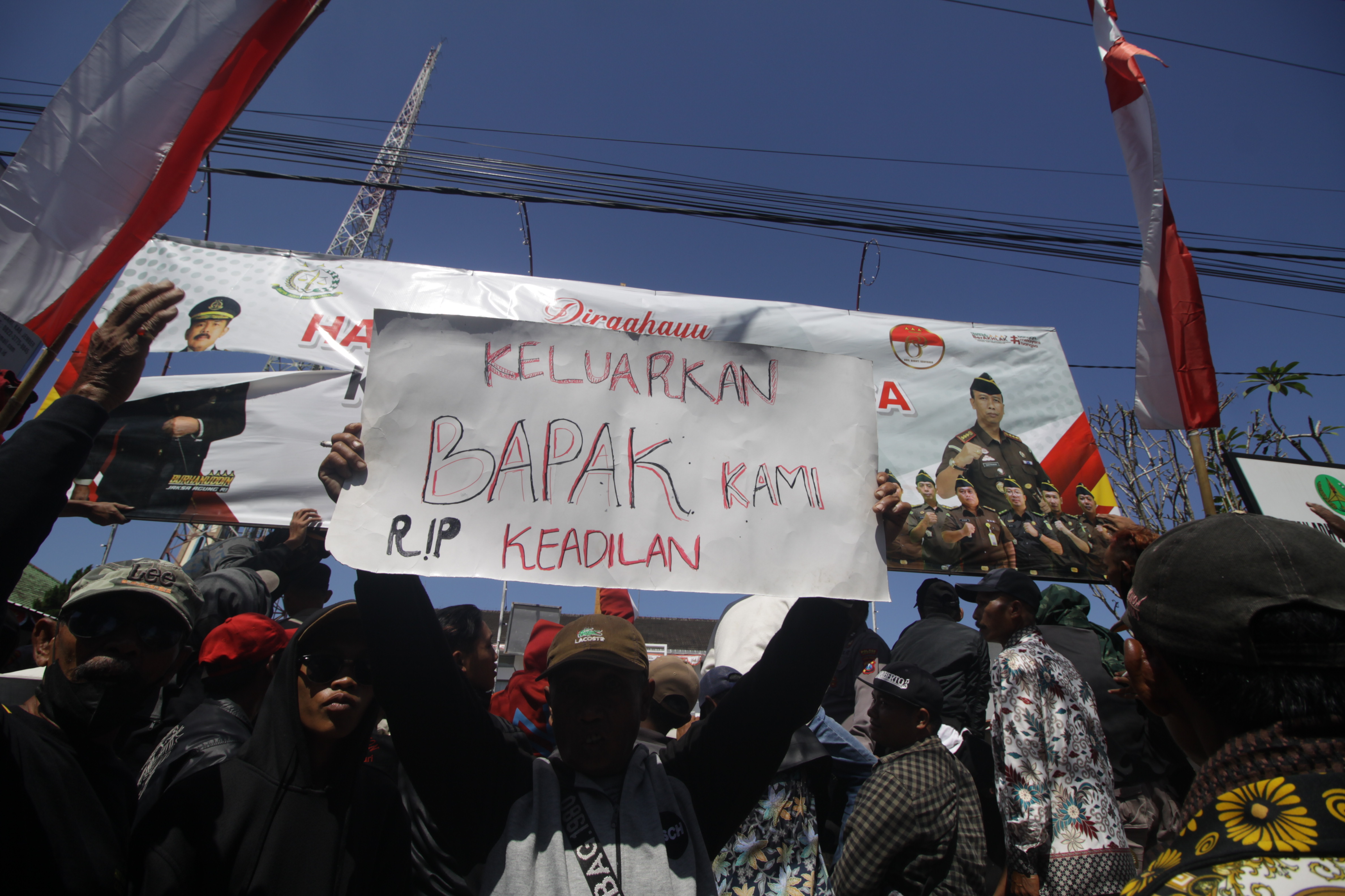 Massa aksi yang datang dari jarak 36 kilometer dari Mundurejo ke Kantor Kejari Jember