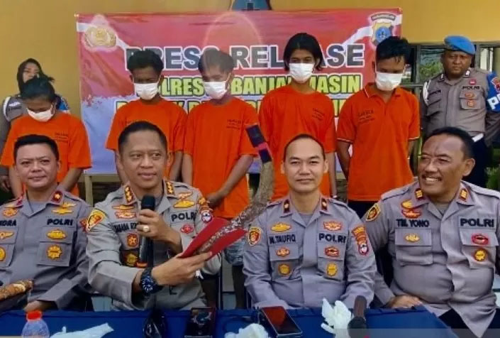 Kombespol Sabana Atmojo, Kapolresta Banjarmasin (kedua dari kiri) memberi keterangan di Banjarmasin.