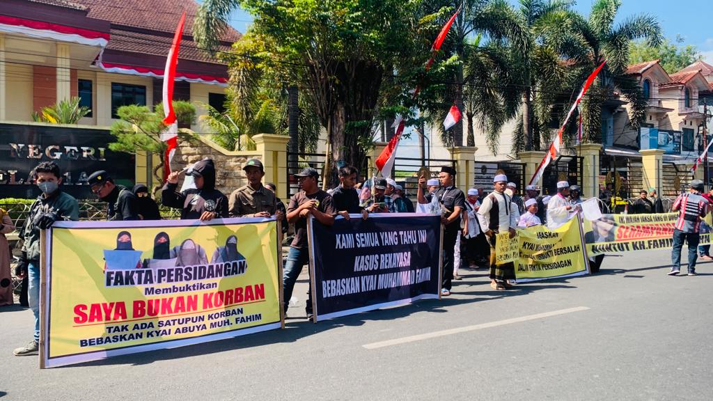 DEMI SANG KYAI: Puluhan massa demo di PN Jember hari ini, menuntut keadilan bagi terdakwa kasus pencabulan Fahim Mawardi, yang juga menjadi kyai mereka. (ILHAM/RADAR JEMBER)