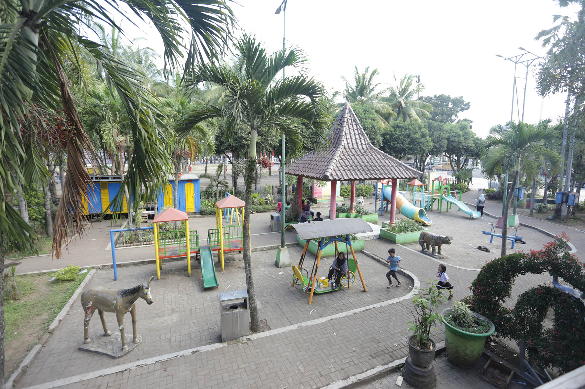 WAJAH JEMBER: Sarana bermain anak-anak di Alun-Alun Jember. Hingga saat ini proyek renovasi Alun-Alun Jember tersebut tak kunjung direalisasi.