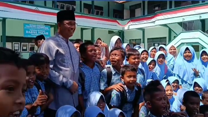 KEBERSAMAAN: Anis Baswedan berfoto bersama santri di Ponpes Darul Falah, Cermee, kemarin (9/8)