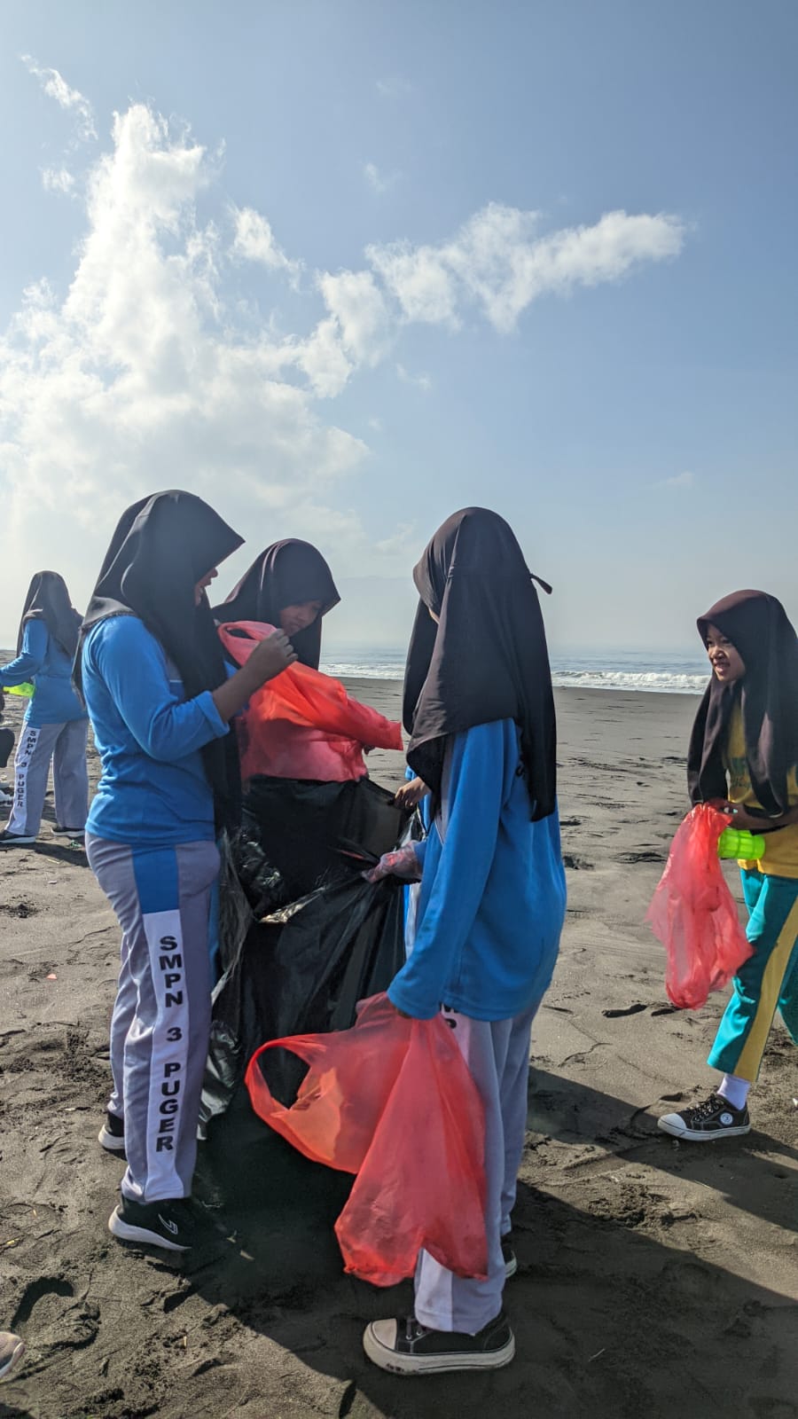 DEMI LINGKUNGAN: Ratusan siswa SMP bersama mahasiswa KKN dan warga yang peduli lingkungan saat melakukan bersih-bersih sampah laut. (JUMAI/RADARJEMBER)