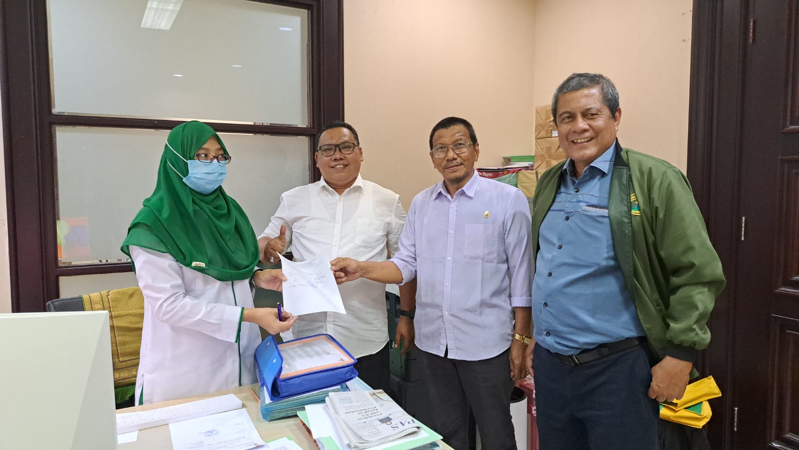 Prof Babun Suharto (kanan) Rektor UIN KHAS Jember menyerahkan berkas calon rektor UIN KHAS Jember di Kementrian Agama RI.