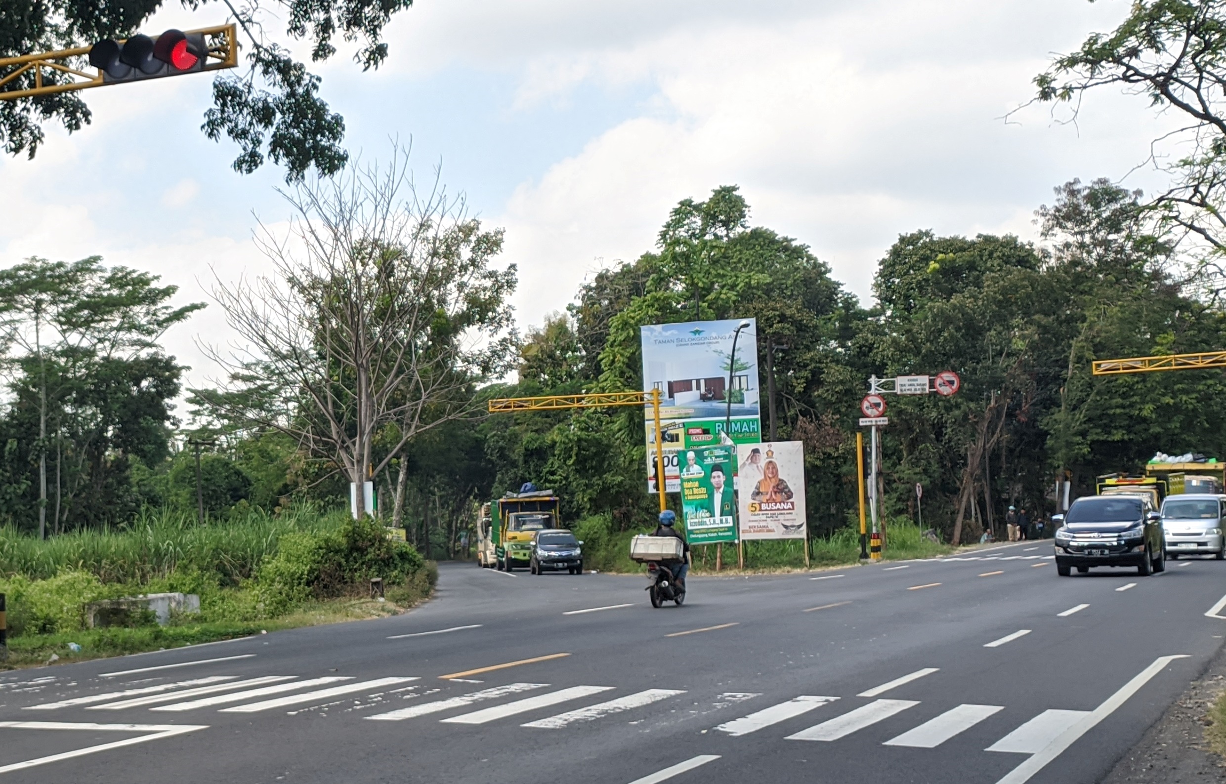 TEROBOS: Lampu lalu lintas di Kedungjajang, tepatnya di depan UPT Pengujian Kendaraan Dishub Lumajang, sering kali diterobos pengendara.