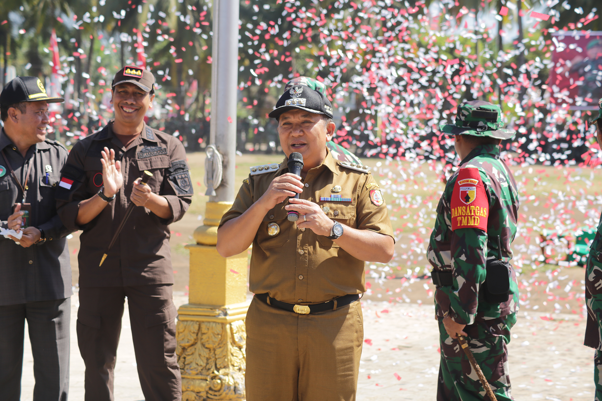BERAKHIR: Bupati Jember menutup giat TMMD Ke-117 Kodim 0824/Jember di Desa Klungkung, kemarin.