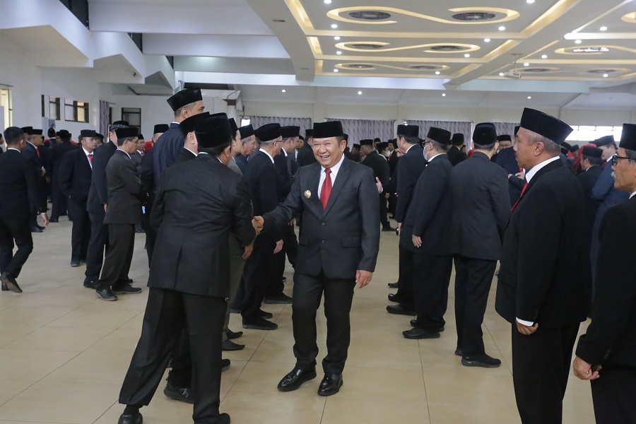 ADA AMANAH BARU: Bupati Jember Hendy Siswanto menyalami sejumlah pejabat seusai pelantikan, kemarin.