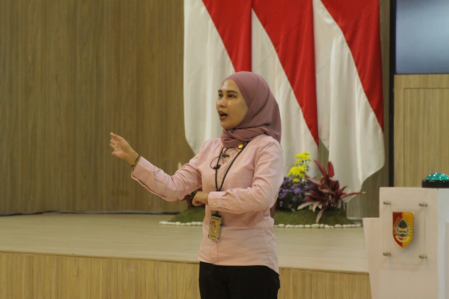 SIAP SELALU: Desy Andriani, staf keprotokolan Pemkab Jember, tampil menjadi dirigen.