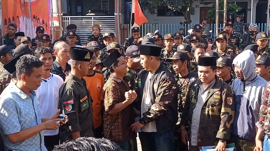 TURUN JALAN: Ansor dan Banser Jember mendatangi Kantor DPD PKS Jember menuntut agar PKS atau bacalegnya tidak mencatut logo NU di Kelurahan Tegal Gede, Kecamatan Sumbersari, Jumat (11/8).