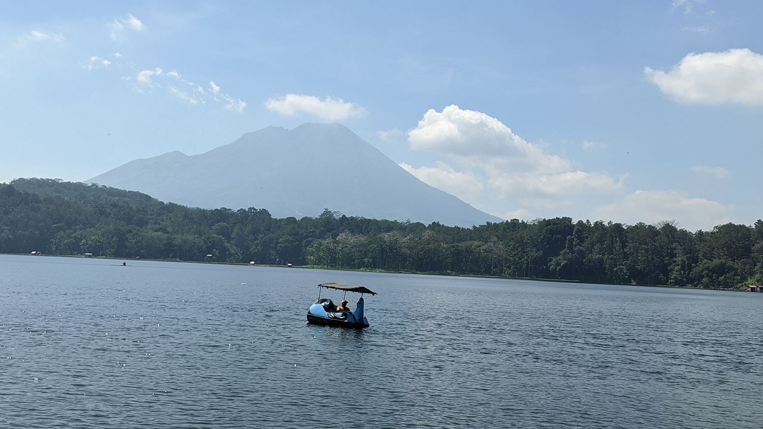 TERPANCAR: Keindahan Ranu Klakah dengan panorama alam yang kehijauan begitu memanjakan mata.