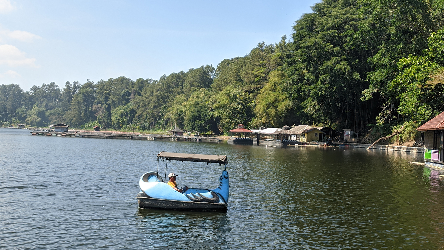 MENGASYIKAN: Salah satu pengunjung tampak asik menikmati wahana air jenis perahu bebek dengan mengelilingi danau.