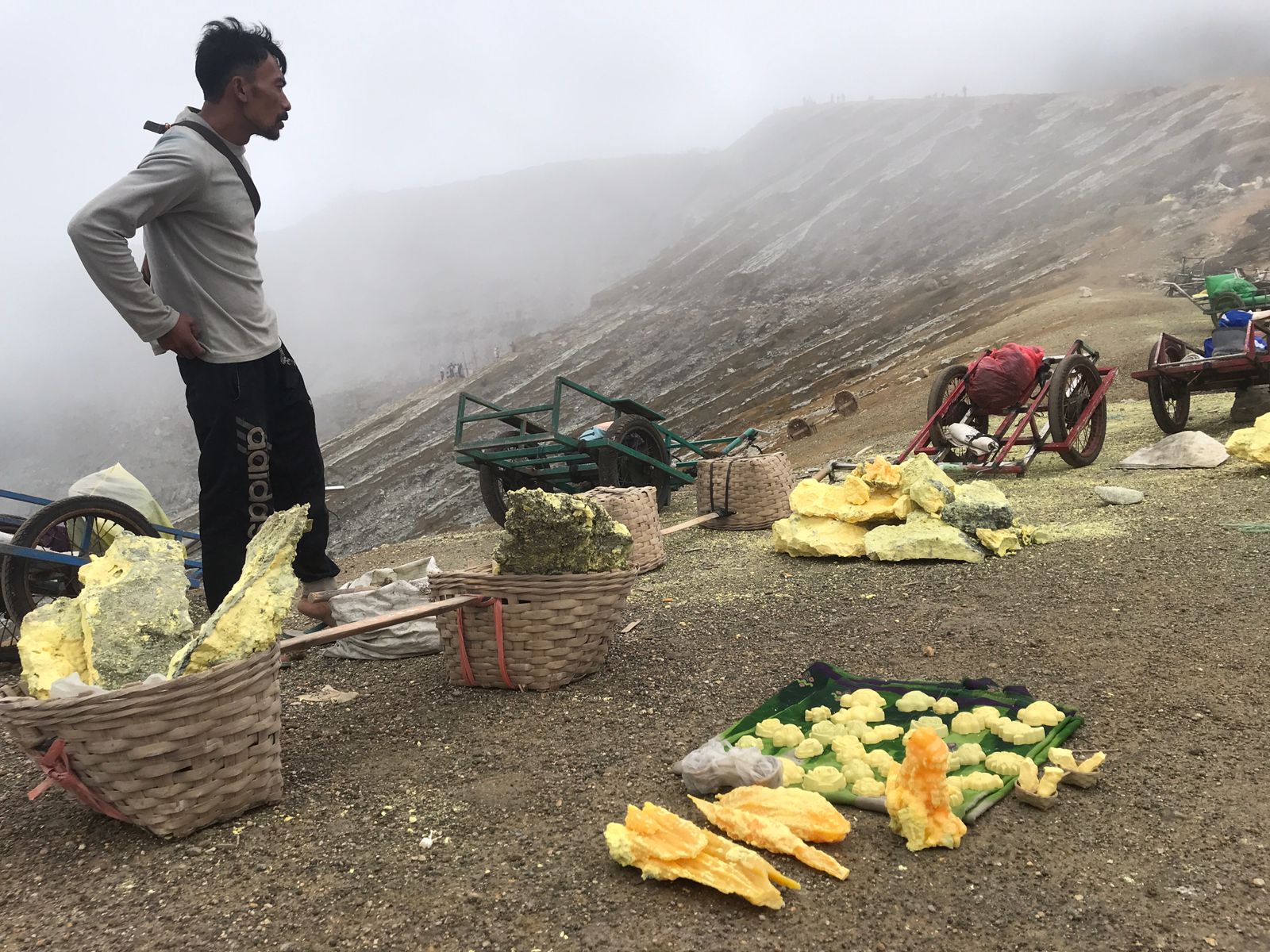 TUNGGU PEMBELI: Penambang belerang di Kawah Ijen sedang memajang hasil ukirannya di puncak Ijen.